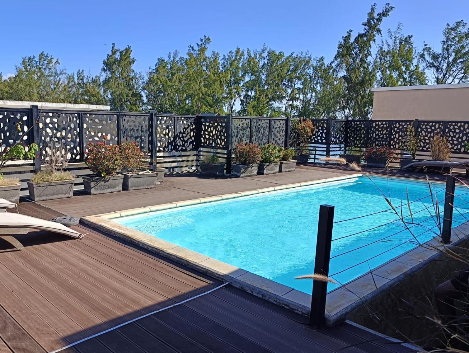 Newly Renovated Studio Apartment With Rooftop Pool, Few Steps To The Beach Flic-en-Flacq Buitenkant foto